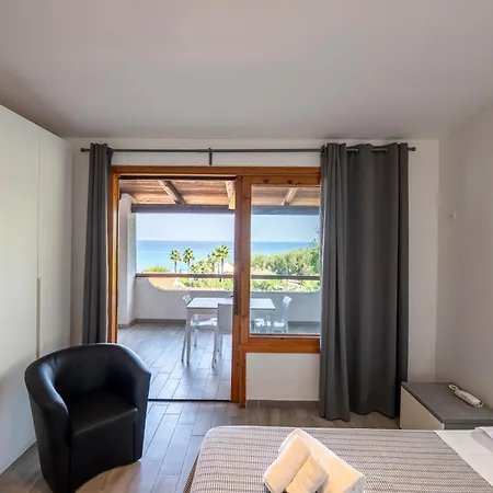 Ξενοδοχείο Cala Petrosa 3*