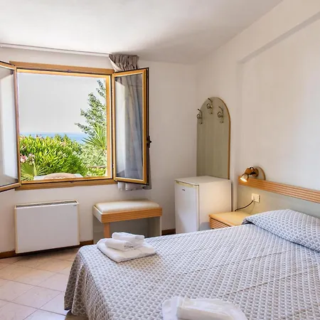 Hotel Cala Petrosa 3*