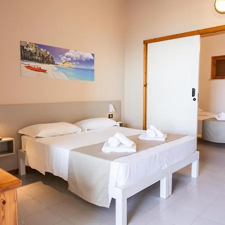 Hotel Cala Petrosa 3*