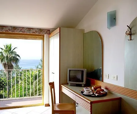 Hotel Cala Petrosa 3*